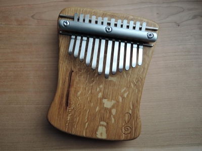 Dubová kalimba laděná ke koncovce D-dur, 12 tónů