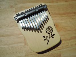 Javorová kalimba se zdobením, diatonika A-dur, 13 tónů