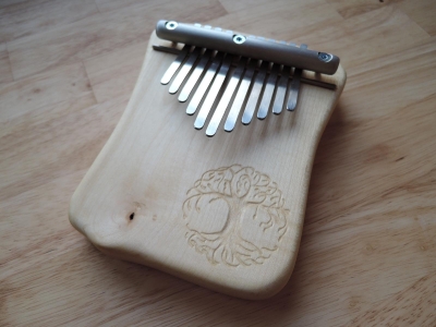 Javorová kalimba s gravírováním, F-dur pentatonika, 11 tónů