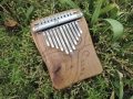 Pentatonická kalimba o 11 tónech se zdobením, ladění E-dur