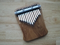 Dubová kalimba o 13 tónech, pentatonika E-dur