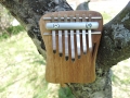 Sedmí tónová kalimba z dubu, pentatonické ladění G-dur