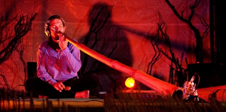 Smeykal hraje na didgeridoo