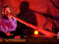 Smeykal hraje na didgeridoo