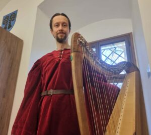 Z harfového doprovodu středověké vernisáže